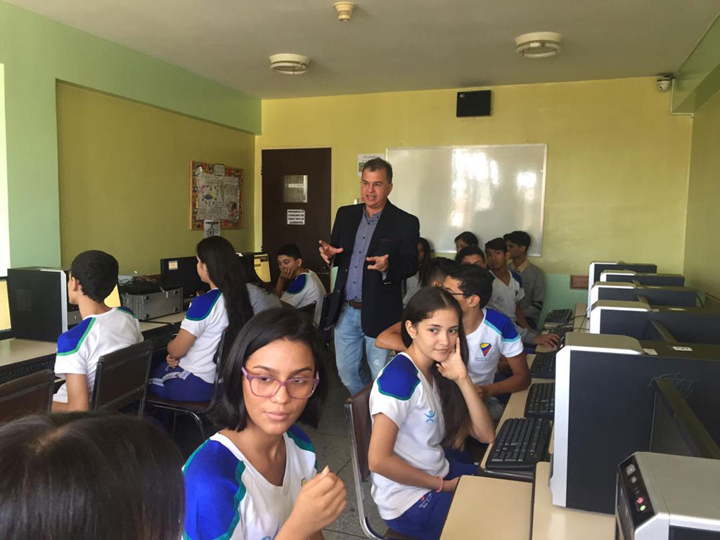 Dr. Manuel Díaz interacting with the young participants during the lauch of the POP Movement